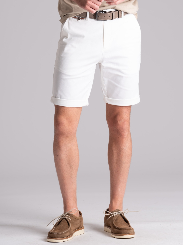 Bermudas chinas de hombre con cintas y ribetes aplicados