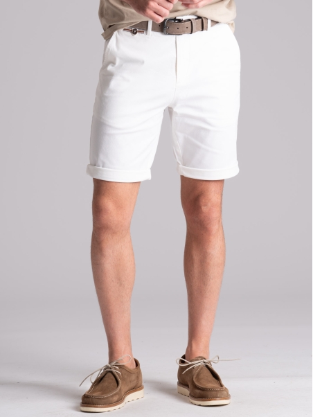 Bermudas chinas de hombre con cintas y ribetes aplicados