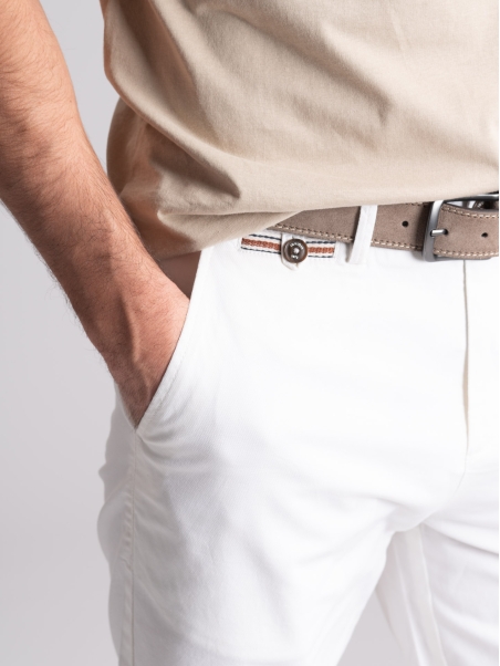 Bermudas chinas de hombre con cintas y ribetes aplicados