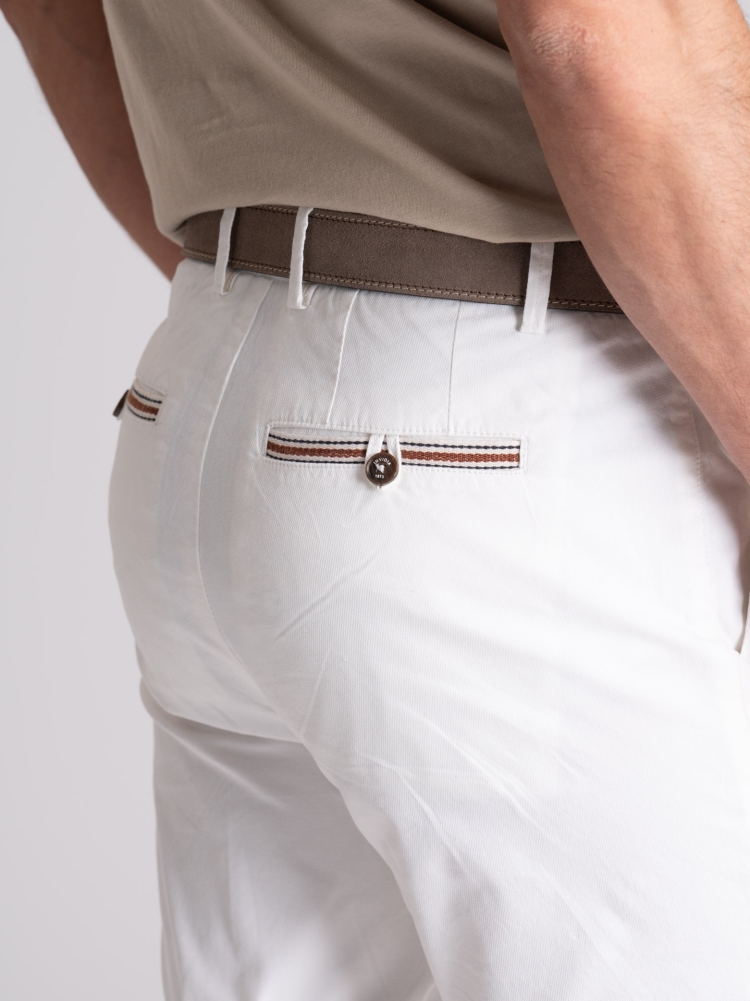 Bermuda uomo chino con nastri applicati e piping