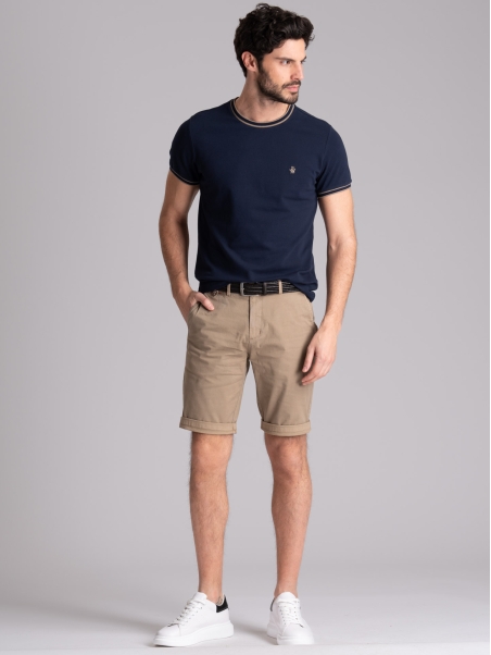 Bermudas chinas de hombre con cintas y ribetes aplicados