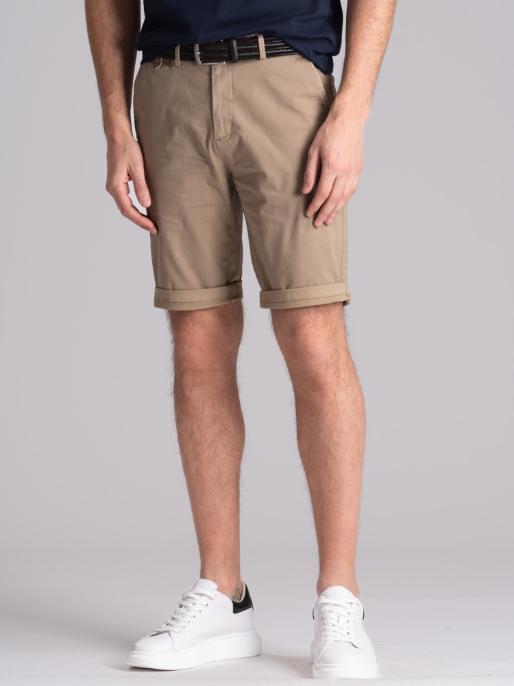 Bermudas chinas de hombre con cintas y ribetes aplicados