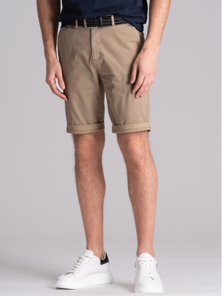 Bermudas chinas de hombre con cintas y ribetes aplicados