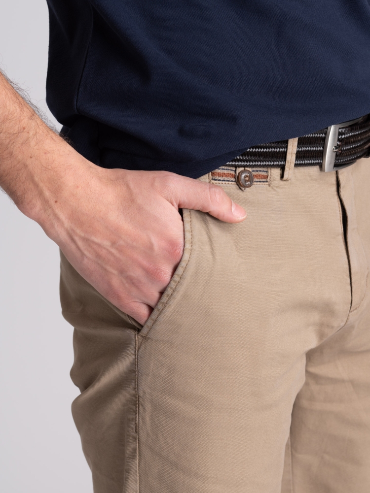 Bermudas chinas de hombre con cintas y ribetes aplicados