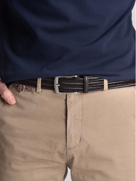 Bermudas chinas de hombre con cintas y ribetes aplicados