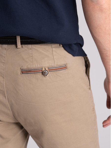 Bermudas chinas de hombre con cintas y ribetes aplicados
