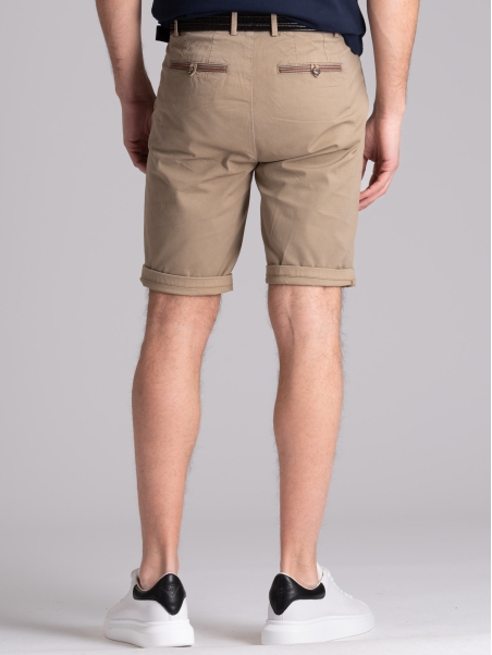 Bermudas chinas de hombre con cintas y ribetes aplicados