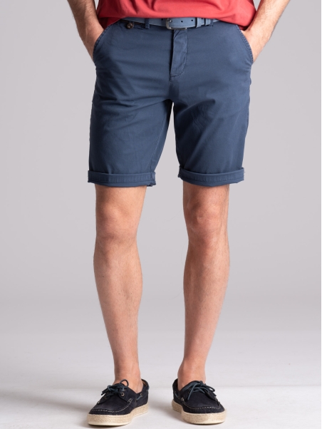 Bermudas chinas de hombre con cintas y ribetes aplicados
