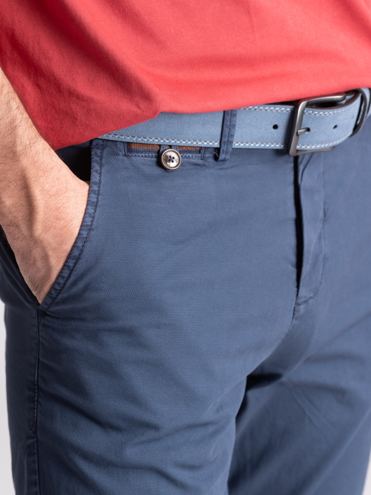Bermudas chinas de hombre con cintas y ribetes aplicados