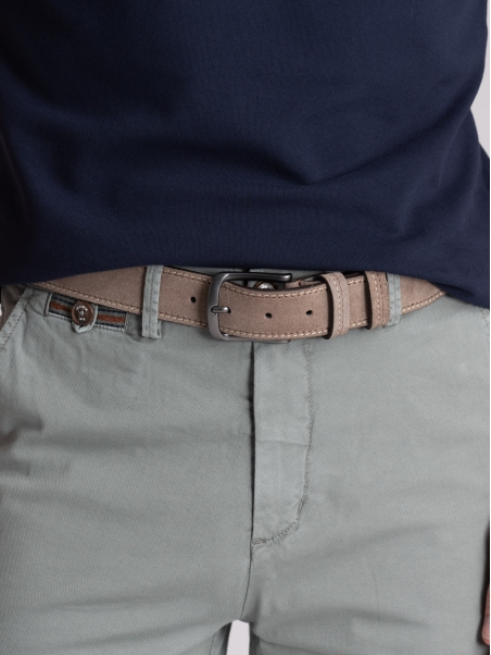 Bermudas chinas de hombre con cintas y ribetes aplicados