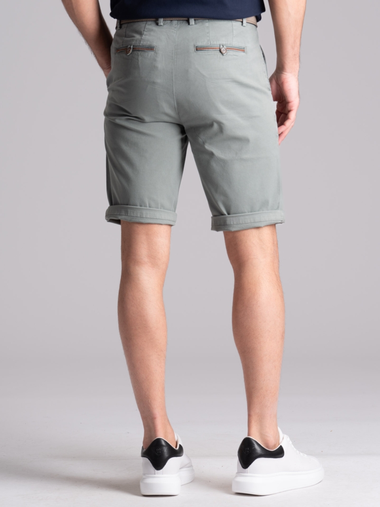 Bermudas chinas de hombre con cintas y ribetes aplicados
