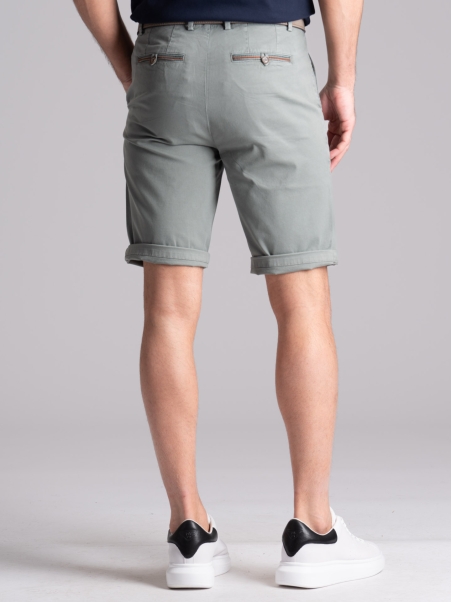Bermudas chinas de hombre con cintas y ribetes aplicados