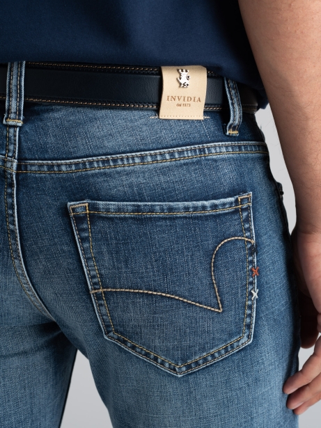 Vaqueros de cinco bolsillos para hombre ligeramente lavados con pespuntes 2