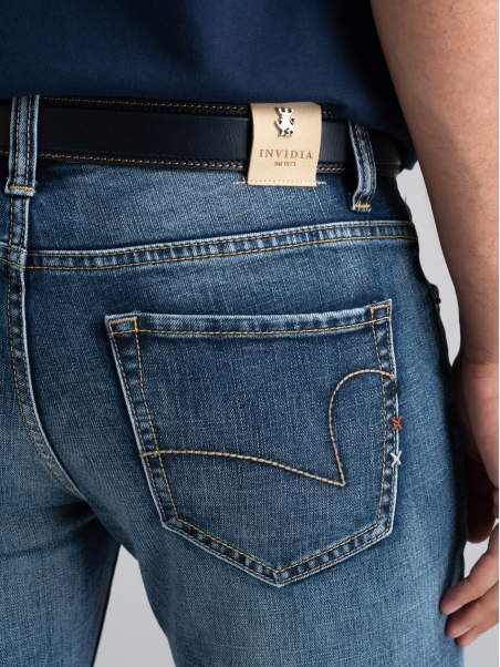 Vaqueros de cinco bolsillos para hombre ligeramente lavados con pespuntes