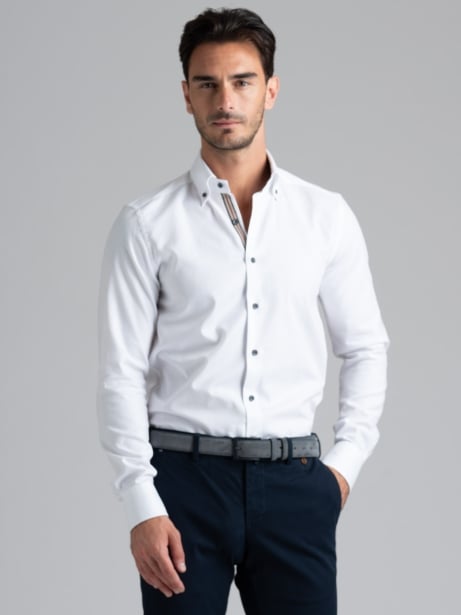 Camisa blanca de caballero con cuello abotonado
