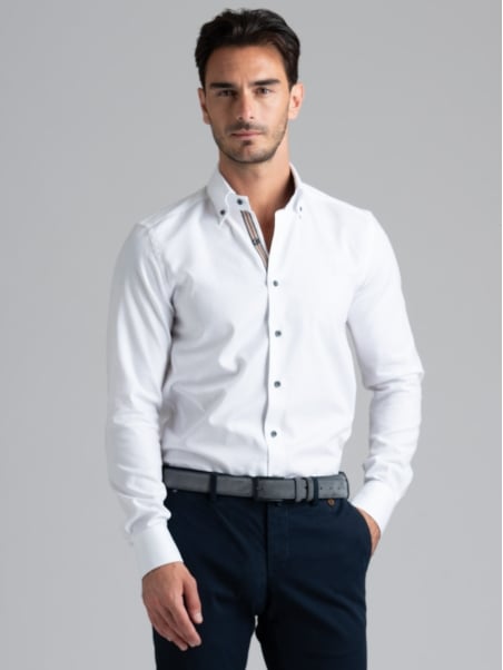 Camisa blanca de caballero con cuello abotonado