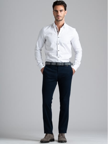 Camisa blanca de caballero con cuello abotonado