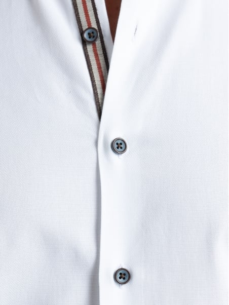 Camisa blanca de caballero con cuello abotonado