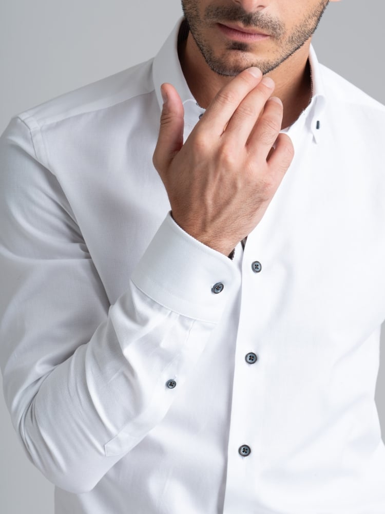 Camisa blanca de caballero con cuello abotonado