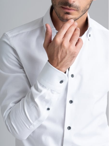 Camisa blanca de caballero con cuello abotonado