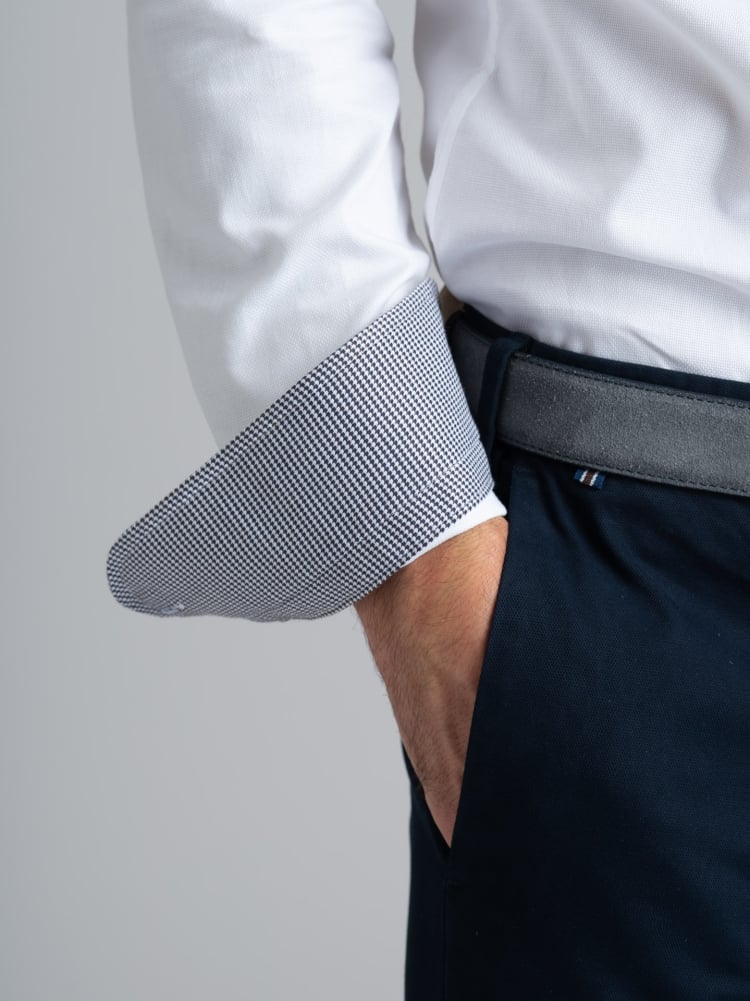 Camisa blanca de caballero con cuello abotonado