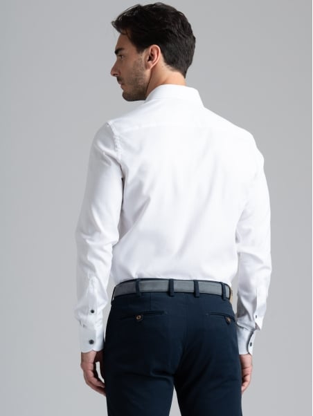 Camisa blanca de caballero con cuello abotonado