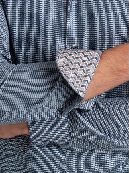 Camisa de hombre con diseño geométrico azul y verde