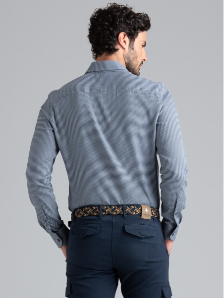 Camisa de hombre con diseño geométrico azul y verde