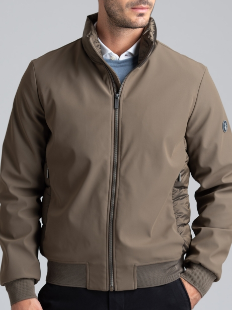 Chaqueta de hombre en tejido técnico con inserciones acolchadas