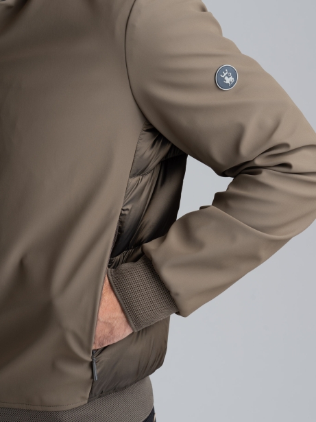 Chaqueta de hombre en tejido técnico con inserciones acolchadas 2