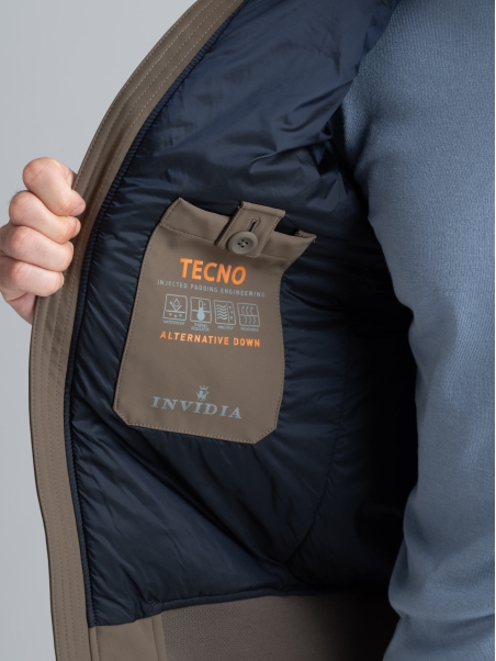 Chaqueta de hombre en tejido técnico con inserciones acolchadas