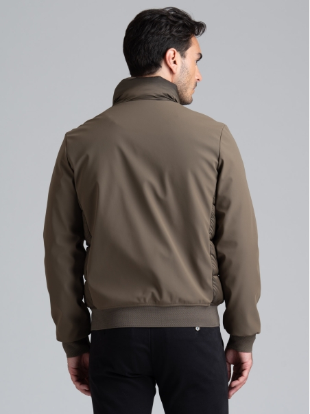 Chaqueta de hombre en tejido técnico con inserciones acolchadas