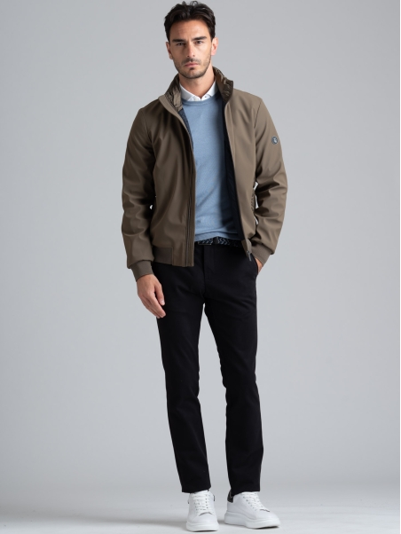 Chaqueta de hombre en tejido técnico con inserciones acolchadas