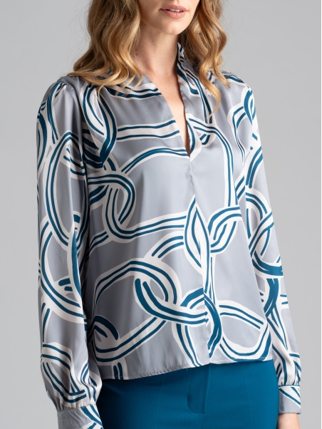 Camisa de mujer con cuello chal y estampado geométrico