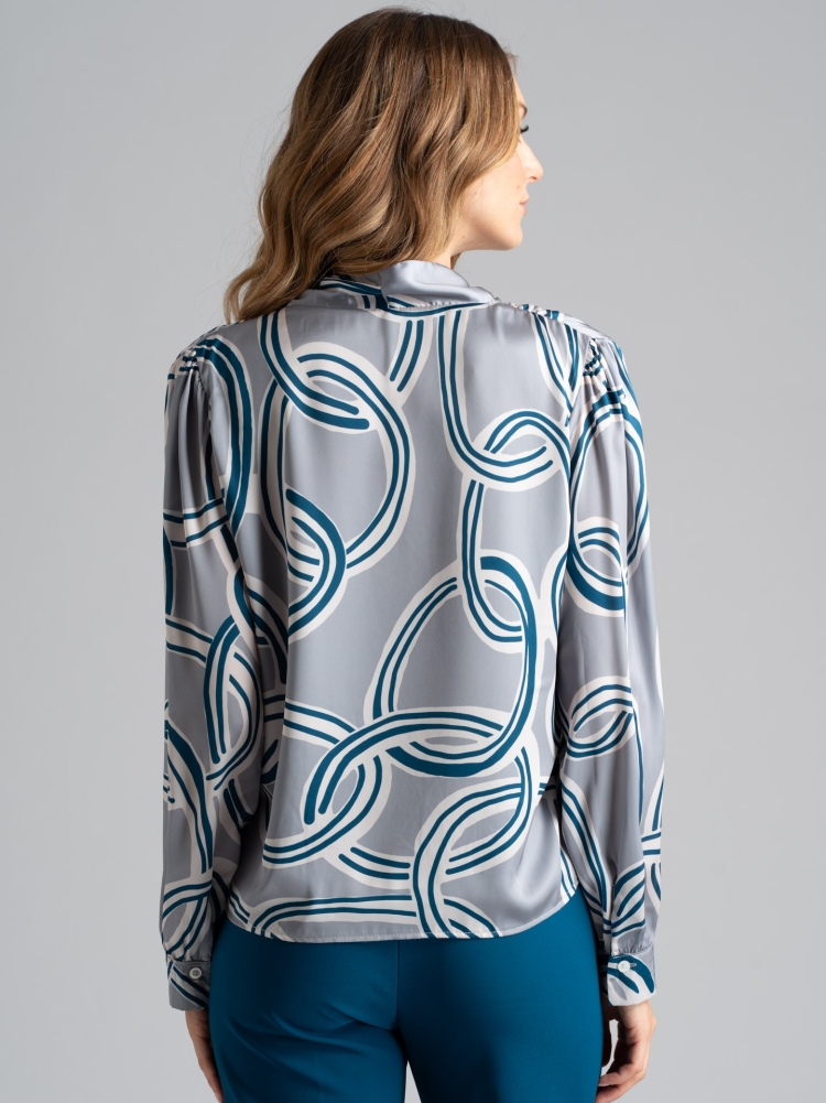 Camisa de mujer con cuello chal y estampado geométrico