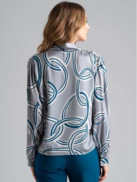 Camisa de mujer con cuello chal y estampado geométrico