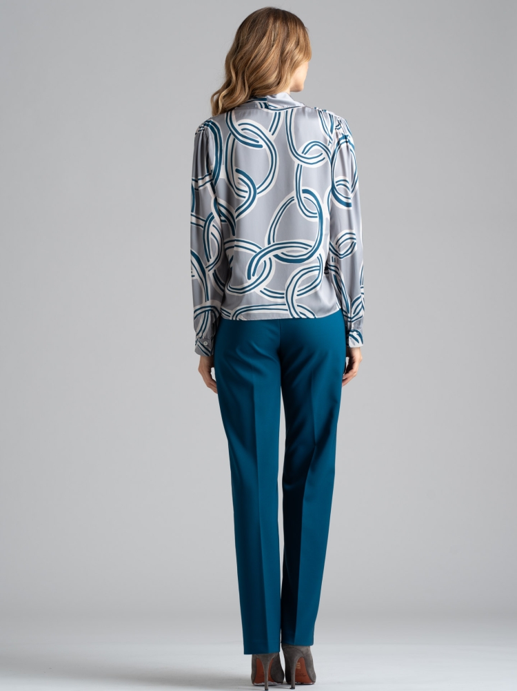 Camisa de mujer con cuello chal y estampado geométrico