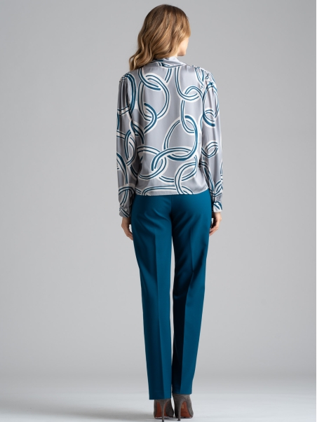 Camisa de mujer con cuello chal y estampado geométrico