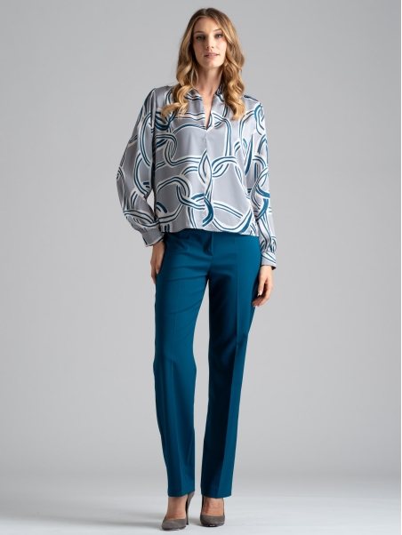 Camisa de mujer con cuello chal y estampado geométrico