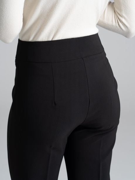 Pantalón recto negro de talle alto 2