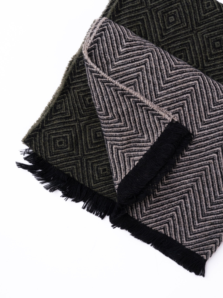 Bufanda de hombre en espiga con diseño jacquard geométrico
