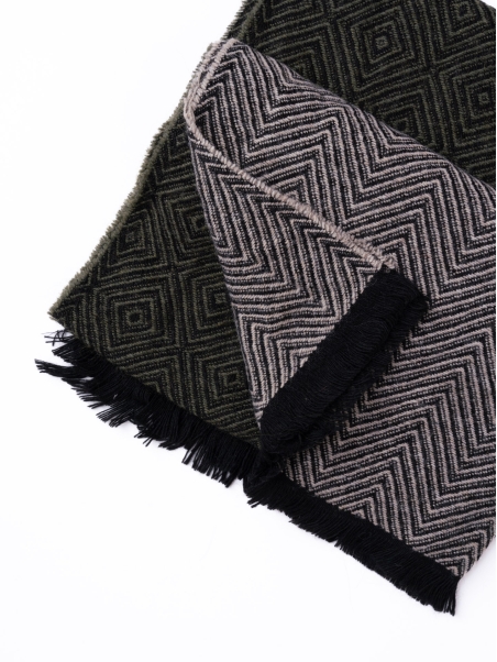 Bufanda de hombre en espiga con diseño jacquard geométrico