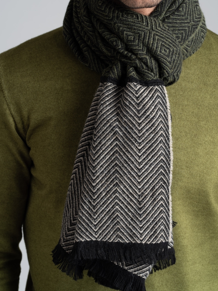 Bufanda de hombre en espiga con diseño jacquard geométrico