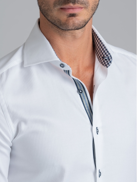 Camisa blanca de hombre en tejido a rayas