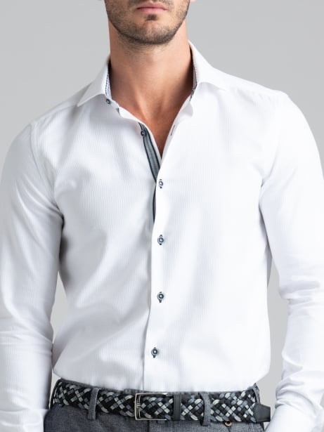 Camisa blanca de hombre en tejido a rayas 2