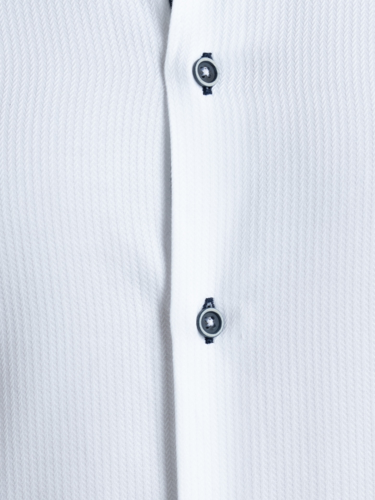 Camisa blanca de hombre en tejido a rayas