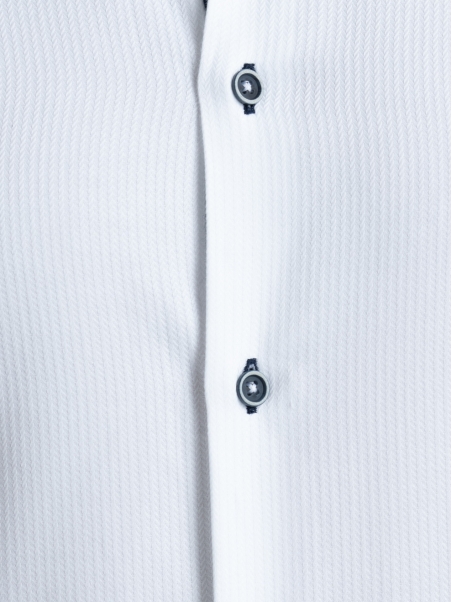 Camisa blanca de hombre en tejido a rayas