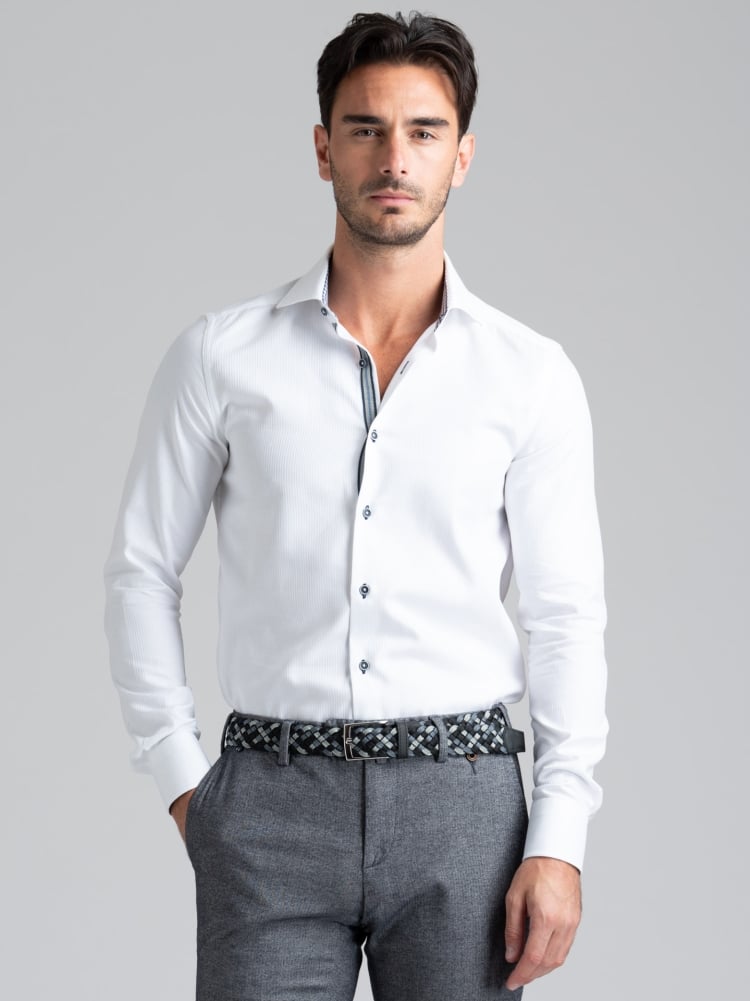 Camisa blanca de hombre en tejido a rayas