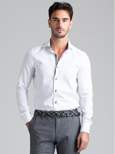 Camisa blanca de hombre en tejido a rayas