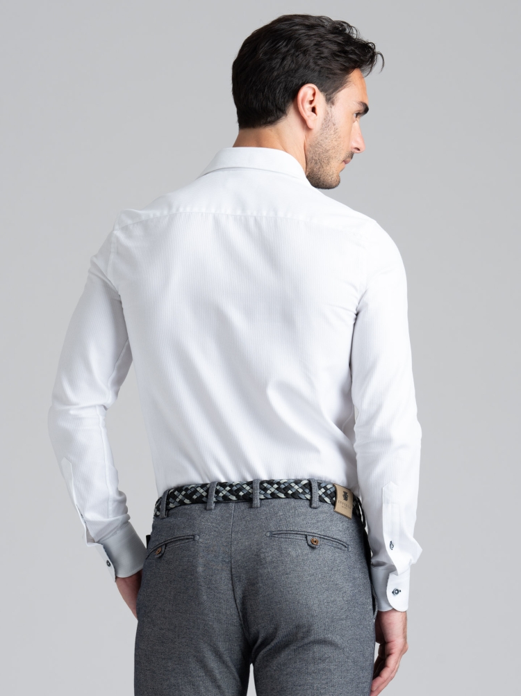 Camisa blanca de hombre en tejido a rayas